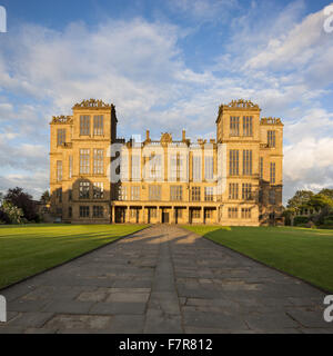 Blick auf die Westfassade des Saales, gesehen aus dem Torhaus, in Hardwick Hall, Derbyshire. Hardwick Hall Estate besteht aus wunderschönen Häusern und schönen Landschaften. Stockfoto