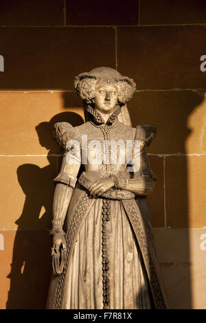 Statue von Mary, Queen of Scots auf dem Gelände in Hardwick Hall, Derbyshire. Hardwick Hall Estate besteht aus wunderschönen Häusern und schönen Landschaften. Stockfoto