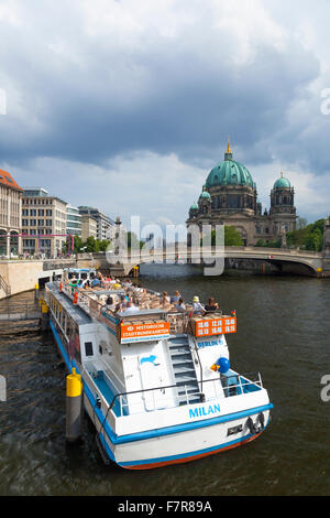 Berliner Dom, Flusskreuzfahrtschiffe, touristische Rundfahrten auf der Spree durch Berlin-Mitte Stockfoto