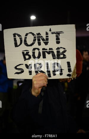 Demonstranten außerhalb Barnsley Rathaus, die eine Kundgebung statt, gegen die Bombardierung in Syrien. Stockfoto