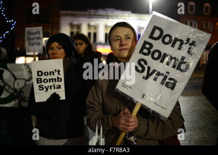 Demonstranten außerhalb Barnsley Rathaus, die eine Kundgebung statt, gegen die Bombardierung in Syrien. Stockfoto