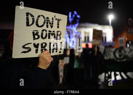 Demonstranten außerhalb Barnsley Rathaus, die eine Kundgebung statt, gegen die Bombardierung in Syrien. Stockfoto