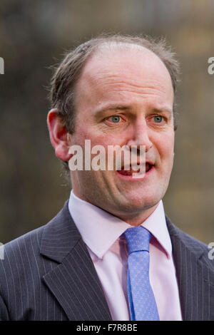 Westminster London, UK. 2. Dezember 2015. UKIP Member Of Parliament Douglas Carswell gibt seine Meinung über syrische Luftangriffe am College Green Tag Politiker Debatte Militäraktion gegen islamischen Staat Ziele Kredit nach Syrien unterstützen: Amer Ghazzal/Alamy Live-Nachrichten Stockfoto