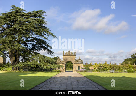 Das Torhaus, gesehen aus der Halle in Hardwick Hall, Derbyshire. Hardwick Hall Estate besteht aus wunderschönen Häusern und schönen Landschaften. Stockfoto