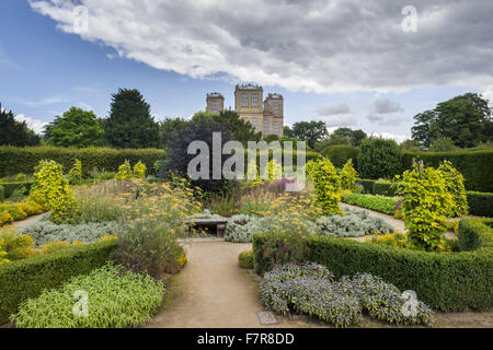 Der Kräutergarten in Hardwick Hall, Derbyshire. Hardwick Hall Estate besteht aus wunderschönen Häusern und schönen Landschaften. Stockfoto