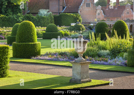 Der Garten mit dem Haus im Hintergrund in Blickling Estate, Norfolk. Blickling ist ein Turm aus rotem Backstein jakobinischen Herrenhaus, sitzen in wunderschönen Gärten und Parks. Stockfoto