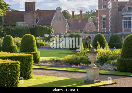 Der Garten mit dem Haus im Hintergrund in Blickling Estate, Norfolk. Blickling ist ein Turm aus rotem Backstein jakobinischen Herrenhaus, sitzen in wunderschönen Gärten und Parks. Stockfoto