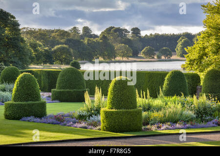Die Parterre-Gartens und den See in Blickling Estate, Norfolk. Blickling ist ein Turm aus rotem Backstein jakobinischen Herrenhaus, sitzen in wunderschönen Gärten und Parks. Stockfoto