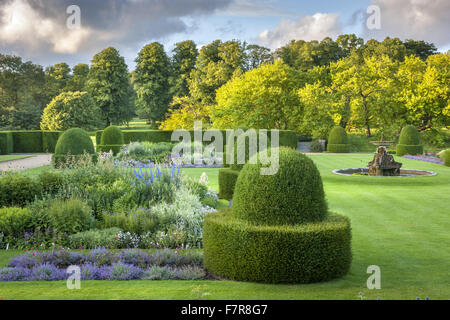 Die Parterre-Gartens in Blickling Estate, Norfolk. Blickling ist ein Turm aus rotem Backstein jakobinischen Herrenhaus, sitzen in wunderschönen Gärten und Parks. Stockfoto