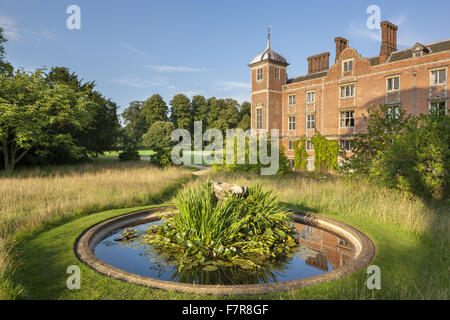 Die West-Garten am Blickling Estate, Norfolk. Blickling ist ein Turm aus rotem Backstein jakobinischen Herrenhaus, sitzen in wunderschönen Gärten und Parks. Stockfoto