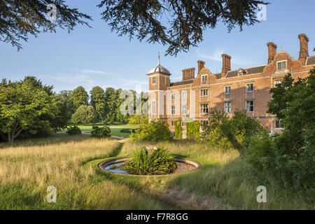 Die West-Garten am Blickling Estate, Norfolk. Blickling ist ein Turm aus rotem Backstein jakobinischen Herrenhaus, sitzen in wunderschönen Gärten und Parks. Stockfoto