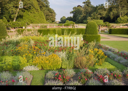 Die Parterre-Gartens in Blickling Estate, Norfolk. Blickling ist ein Turm aus rotem Backstein jakobinischen Herrenhaus, sitzen in wunderschönen Gärten und Parks. Stockfoto