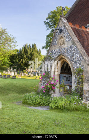 St Michael & All Angels Church, Hughenden, Buckinghamshire. Viktorianischen Premierminister Benjamin Disraeli ist in der Nähe von Ostende der nördlichen Kapelle begraben. Stockfoto