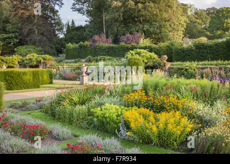 Die Parterre-Gartens in Blickling Estate, Norfolk. Blickling ist ein Turm aus rotem Backstein jakobinischen Herrenhaus, sitzen in wunderschönen Gärten und Parks. Stockfoto