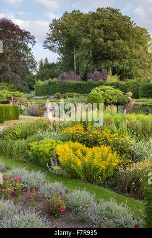 Die Parterre-Gartens in Blickling Estate, Norfolk. Blickling ist ein Turm aus rotem Backstein jakobinischen Herrenhaus, sitzen in wunderschönen Gärten und Parks. Stockfoto