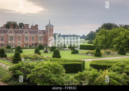 Die Parterre-Gartens, Hall und See bei Blickling Estate, Norfolk. Blickling ist ein Turm aus rotem Backstein jakobinischen Herrenhaus, sitzen in wunderschönen Gärten und Parks. Stockfoto