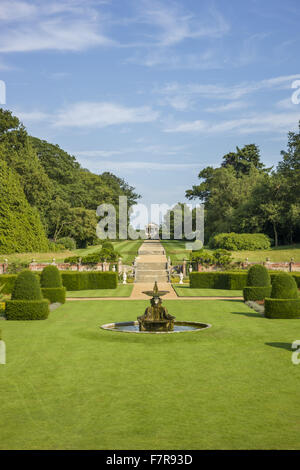 Die Parterre-Gartens betrachtet von der Long Gallery Blickling Estate, Norfolk. Blickling ist ein Turm aus rotem Backstein jakobinischen Herrenhaus, sitzen in wunderschönen Gärten und Parks. Stockfoto