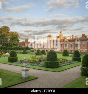 Die Parterre-Gartens in Blickling Estate, Norfolk. Blickling ist ein Turm aus rotem Backstein jakobinischen Herrenhaus, sitzen in wunderschönen Gärten und Parks. Stockfoto