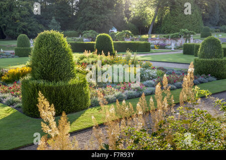 Die Parterre-Gartens in Blickling Estate, Norfolk. Blickling ist ein Turm aus rotem Backstein jakobinischen Herrenhaus, sitzen in wunderschönen Gärten und Parks. Stockfoto