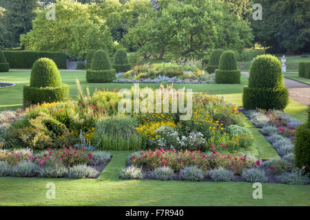 Die Parterre-Gartens in Blickling Estate, Norfolk. Blickling ist ein Turm aus rotem Backstein jakobinischen Herrenhaus, sitzen in wunderschönen Gärten und Parks. Stockfoto