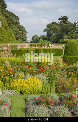 Die Parterre-Gartens in Blickling Estate, Norfolk. Blickling ist ein Turm aus rotem Backstein jakobinischen Herrenhaus, sitzen in wunderschönen Gärten und Parks. Stockfoto