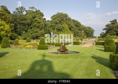 Die Parterre-Gartens in Blickling Estate, Norfolk. Blickling ist ein Turm aus rotem Backstein jakobinischen Herrenhaus, sitzen in wunderschönen Gärten und Parks. Stockfoto