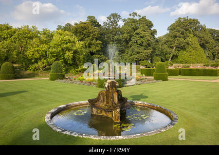 Der Brunnen in der Mitte des Parterres Gartens an Blickling Estate, Norfolk. Blickling ist ein Turm aus rotem Backstein jakobinischen Herrenhaus, sitzen in wunderschönen Gärten und Parks. Stockfoto