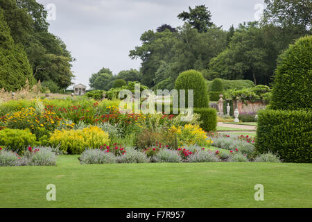 Die Parterre-Gartens in Blickling Estate, Norfolk. Blickling ist ein Turm aus rotem Backstein jakobinischen Herrenhaus, sitzen in wunderschönen Gärten und Parks. Stockfoto