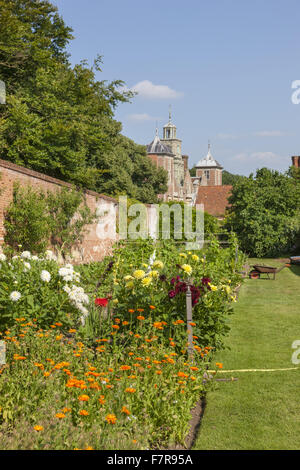 Der ummauerte Garten Blickling Estate, Norfolk. Blickling ist ein Turm aus rotem Backstein jakobinischen Herrenhaus, sitzen in wunderschönen Gärten und Parks. Stockfoto