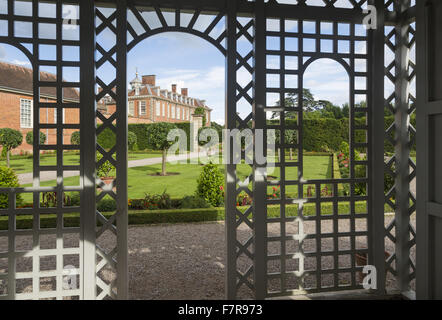 Blick auf Hanbury Hall aus dem Obstgarten, Worcestershire. Stockfoto