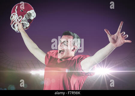 Zusammengesetztes Bild von einem Triumph eines american-Football-Spielers ohne seinen Helm Stockfoto