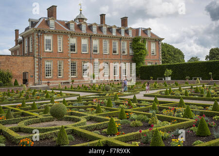 Blick auf Hanbury Hall aus über das Parterre-Gartens, Worcestershire. Stockfoto