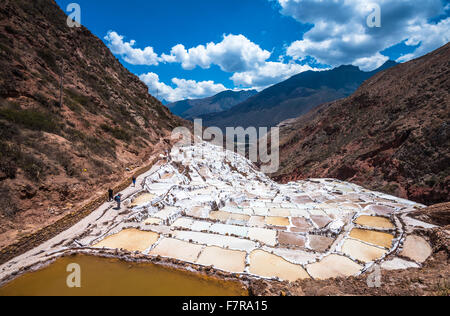 Salinas de Maras, vom Menschen verursachten Salzminen in der Nähe von Cusco, Peru Stockfoto