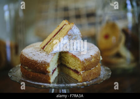 Kuchen zum Verkauf in der Küche Cafe bei Allan Bank und Grasmere, Cumbria. Allan Bank ist teilweise restauriert und schmucklos. Stockfoto