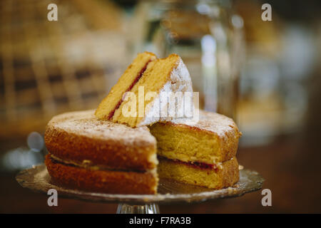 Kuchen zum Verkauf in der Küche Cafe bei Allan Bank und Grasmere, Cumbria. Allan Bank ist teilweise restauriert und schmucklos. Stockfoto