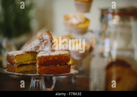 Kuchen zum Verkauf in der Küche Cafe bei Allan Bank und Grasmere, Cumbria. Allan Bank ist teilweise restauriert und schmucklos. Stockfoto