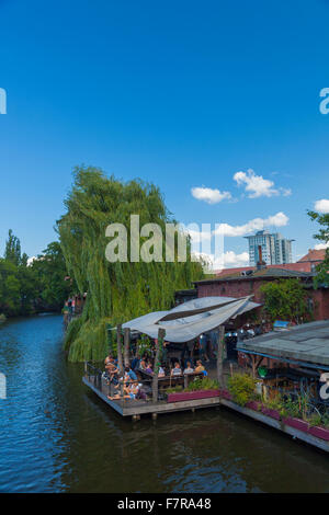 Berliner Bar entlang eines Flusses Stockfoto