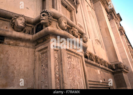 Die Kathedrale von St. Jakob in Sibenik, Kroatien. Detail der unbekannte menschliche Köpfe auf der Außenseite des Doms. Stockfoto