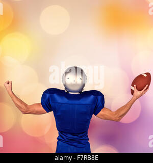 Zusammengesetztes Bild des american Footballspieler beugen Muskeln gedrückter Kugel Stockfoto