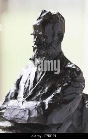 Eine Bronzeskulptur von Shaw von Prinz Paolo Troubetzkoy (1866-1938) aus dem Jahr 1932, stehen im Salon an Shaws Ecke, Hertfordshire. Stockfoto