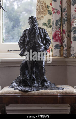 Eine Bronze-Skulptur von Auguste Rodin von Prinz Paolo Troubetzkoy (1866-1938) aus dem Jahr 1932, stehen im Salon an Shaws Ecke, Hertfordshire. Stockfoto