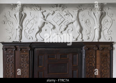 Das Wappen über der Tür der Landung in der hohen Paradeschlafzimmer in Hardwick Hall, Derbyshire. Hardwick Hall entstand Ende des 16. Jahrhunderts für Bess of Hardwick. Stockfoto