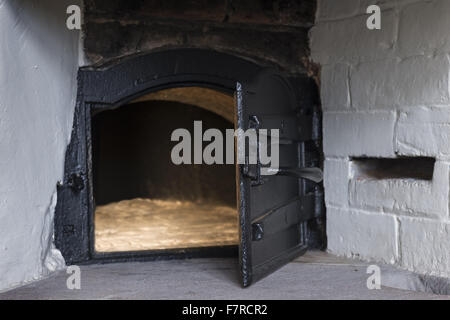 Blick in den Brotbackofen im Zimmer noch in Hardwick Hall, Derbyshire. Hardwick Hall entstand Ende des 16. Jahrhunderts für Bess of Hardwick. Stockfoto