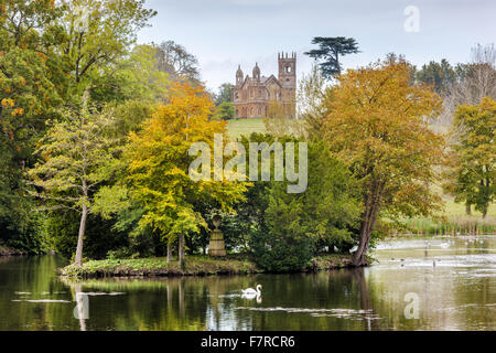 Der Octagon-See und der gotischen Tempel in Stowe, Buckinghamshire. Stowe ist ein Garten aus dem 18. Jahrhundert und umfasst mehr als 40 historische Tempel und Monumente. Stockfoto