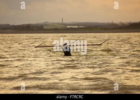 Solway Küste. Haaf Net Fischer angeln. Fluß Eden Führung. Bownes auf Solway, Solway Mündung, Cumbria, England, UK. Stockfoto