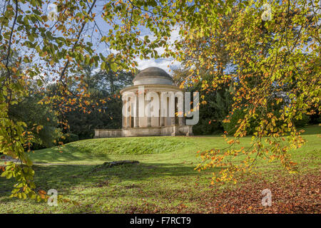 Die Tempel der alten Tugend in Stowe, Buckinghamshire. Stowe ist ein Garten aus dem 18. Jahrhundert und umfasst mehr als 40 historische Tempel und Monumente. Stockfoto