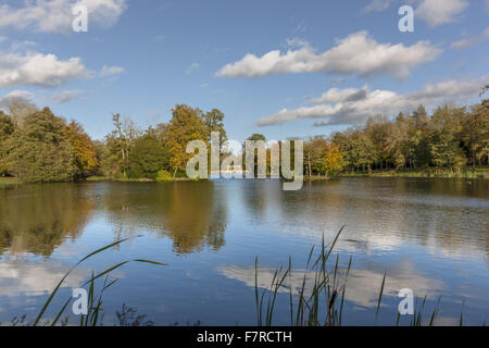 Octagon-See und palladianische Brücke in Stowe, Buckinghamshire. Stowe ist ein Garten aus dem 18. Jahrhundert und umfasst mehr als 40 historische Tempel und Monumente. Stockfoto