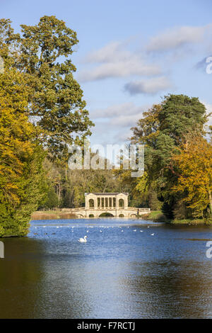 Octagon-See und palladianische Brücke in Stowe, Buckinghamshire. Stowe ist ein Garten aus dem 18. Jahrhundert und umfasst mehr als 40 historische Tempel und Monumente. Stockfoto