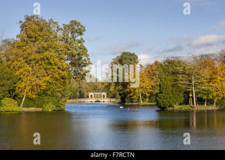 Octagon-See und palladianische Brücke in Stowe, Buckinghamshire. Stowe ist ein Garten aus dem 18. Jahrhundert und umfasst mehr als 40 historische Tempel und Monumente. Stockfoto