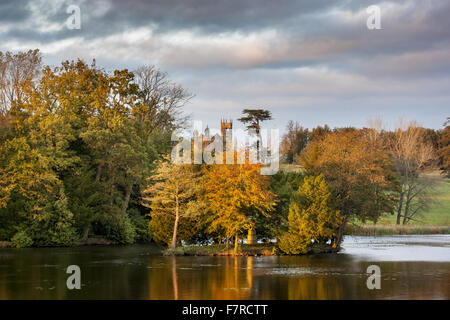 Der Octagon-See und der gotischen Tempel in Stowe, Buckinghamshire. Stowe ist ein Garten aus dem 18. Jahrhundert und umfasst mehr als 40 historische Tempel und Monumente. Stockfoto